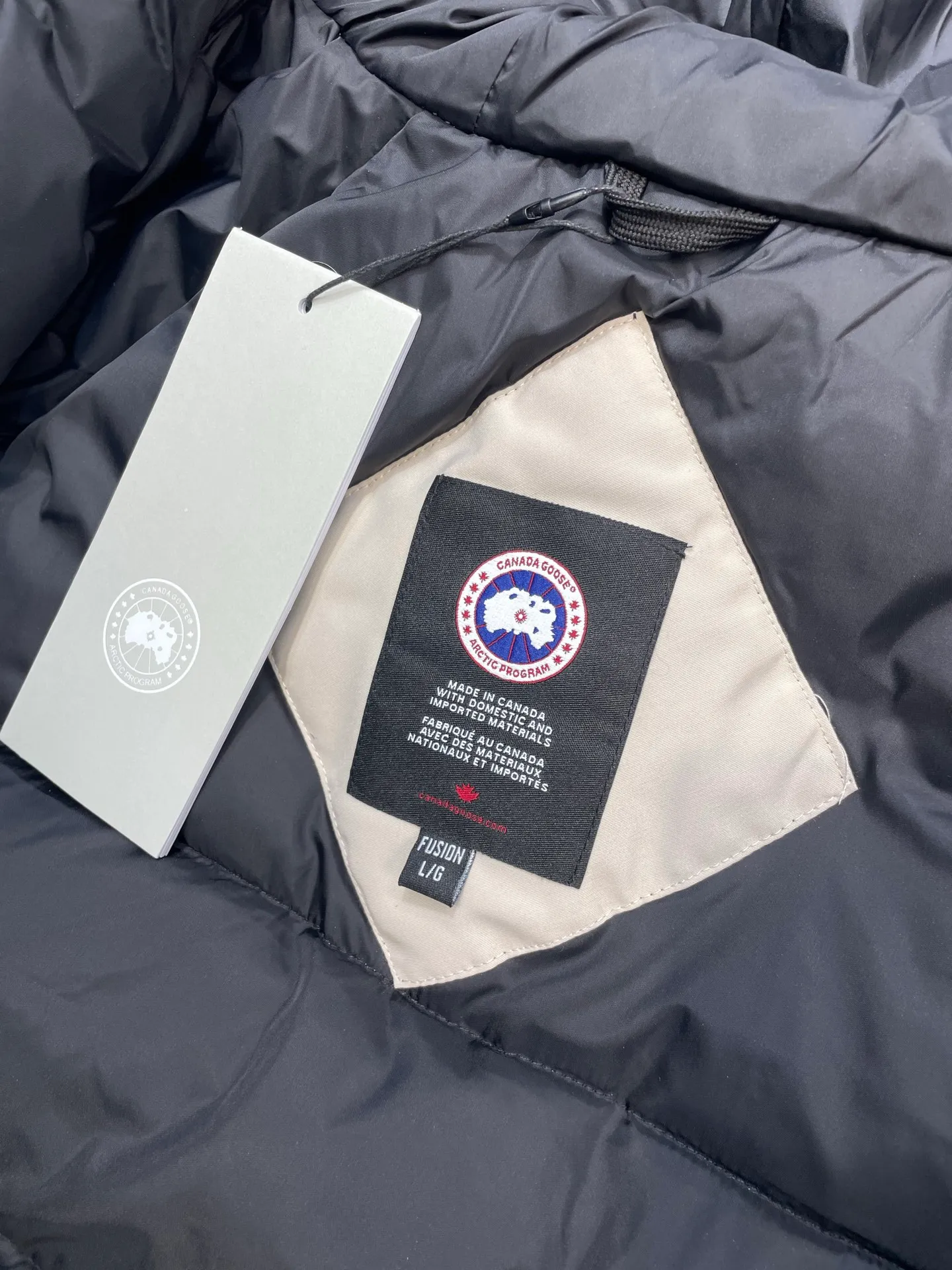 P780 high-end version Canada Goose Canada Goose #Chilliwack 7999M bomber jacket short down jacket/01 model #Men and Women Same Style# ➖ Genuine synchronous anti-counterfeiting chip sensor! ➖ Imported 21S polyester-cotton blended original fabric [last year’s 16S/18S hard fabrics have been completely eliminated, this year all use 21S genuine synchronous fabrics, the soft mid-strap feels delicate and textured], genuine synchronous Feather-Light 10D waterproof coating fabric, made of 84.5 polyester fiber and 15.5 cotton, 100% the best feel in the entire network! ➖ The genuine official website is synchronized with the national standard 80 white duck down, you can check the official website customer service, there will never be a series of misleading claims such as 90 down or goose down! ➖ Using the best nylon lining with double double-layer sealing design, velvet-proof No. 7 needle + grid-filled down ready-made garments, there is 100% no so-called velvet running! ➖ The cuffs are designed with thickened seamless threads, and the collar and pockets are lined with top-quality polar fleece to keep you warm and comfortable! ➖ Yoshida YKK provides original custom-made electroplated sliders. YKK two-way lockable zippers are tight and smooth and will not peel off paint! ➖ 3M composite guarantees that the Velcro is the same as the original, durable, and all accessories and hardware are custom-made! ➖ Imported BEHRINGER embroidery machine to customize the 10,000-needle embroidery logo, 98% of which can be reproduced to restore the original logo. You can check and compare on the official website! ➖ The fur collars are all made of large pieces of Western Canadian blue wolf hide, ensuring that each fur collar is 13-15cm wide!   Size:XS-XXL